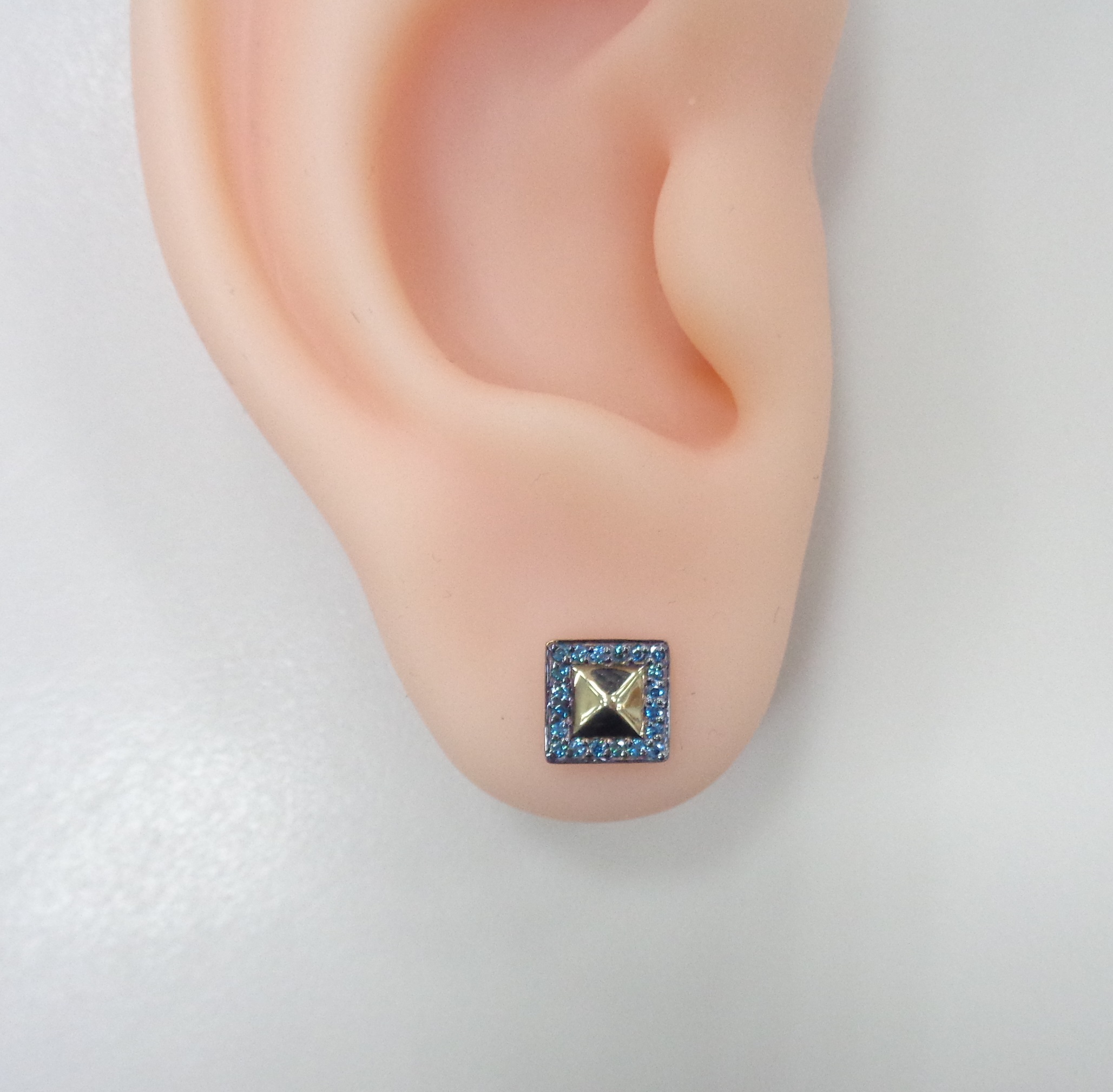 Серьги-пусеты из желтого золота с голубыми бриллиантами